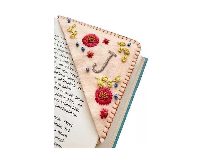 MOTEERLLU Personalized Hand Embroidered Corner Bookmark,Felt Triangle Page Stitched Handmade Bookmark,Unique Cute Flower Letter Embroidery Bookmarks Accessories for Book Lovers
